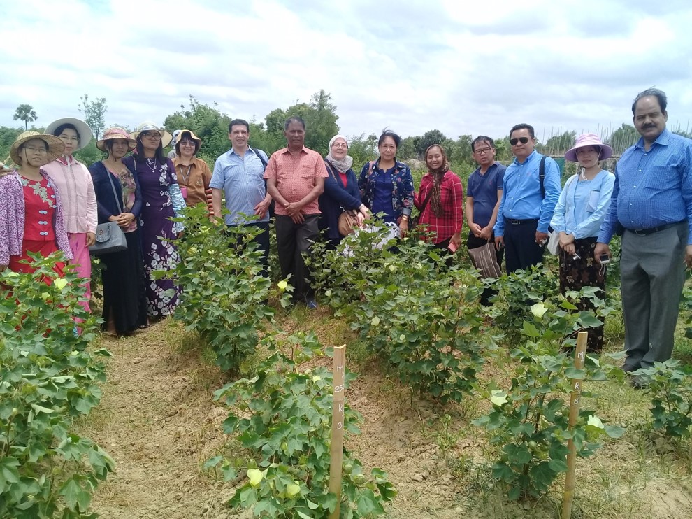 Group photo of RAS 5/075 cotton mutation breeding project